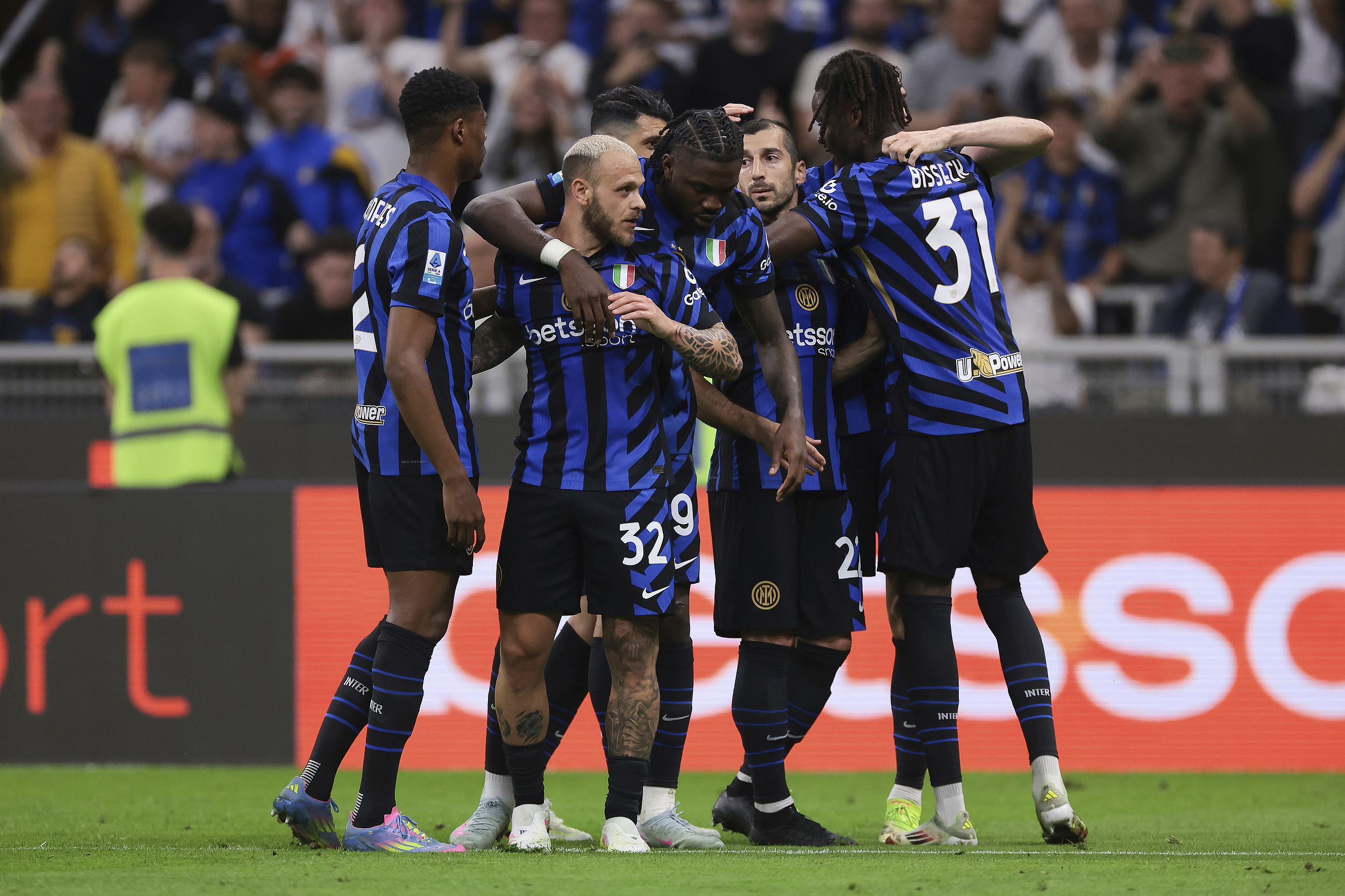 清晨荷甲焦点战，巴塞罗那主帅复盘，赛场秩序良好，临场指挥获称赞的简单介绍